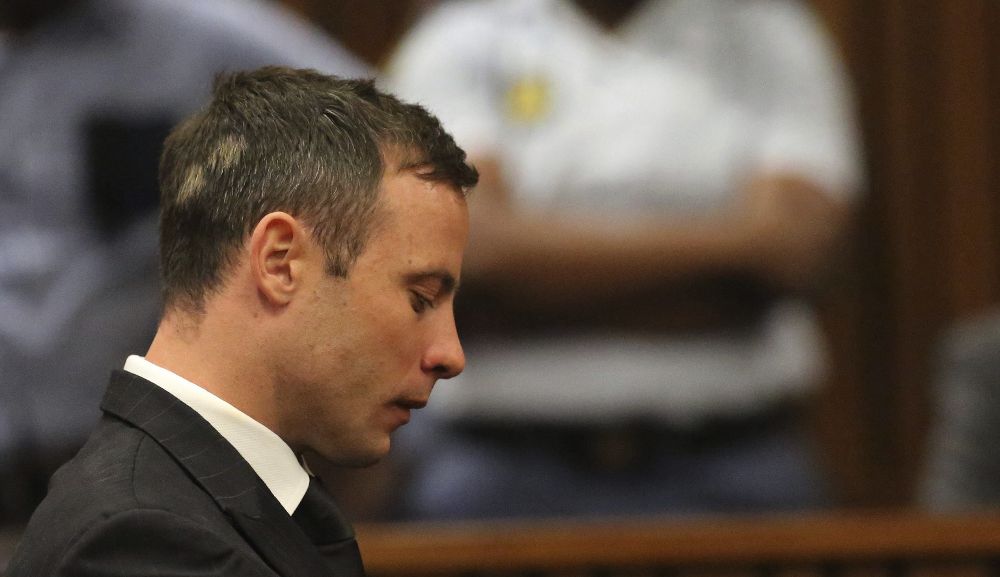 El atleta paralímpico sudafricano Oscar Pistorius reacciona tras ser condenado a cinco años por matar a su novia Reeva Steenkamp en el Tribunal Superior de Pretoria (Sudáfrica) hoy, martes. 