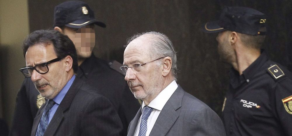 El expresidente de Bankia Rodrigo Rato (c), a su salida de la Audiencia Nacional.