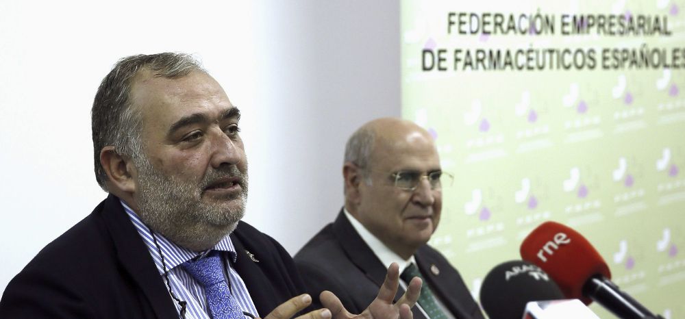 El presidente de la Federación Empresarial de Farmacéuticos Españoles (FEFE), Fernando Redondo (i).