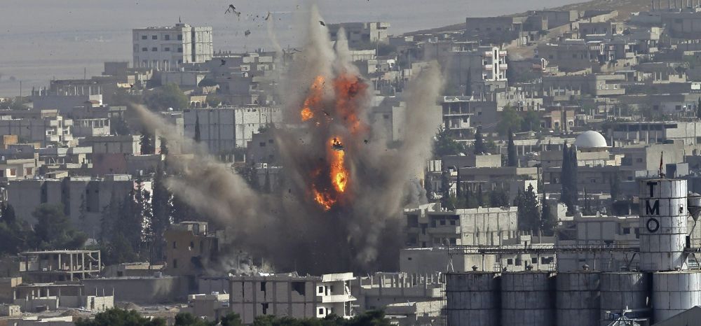 Vista tomada desde Turquía de una explosión tras un ataque aéreo protagonizado por la coalición liderada por EE. UU. sobre la localidad siria de Kobani.