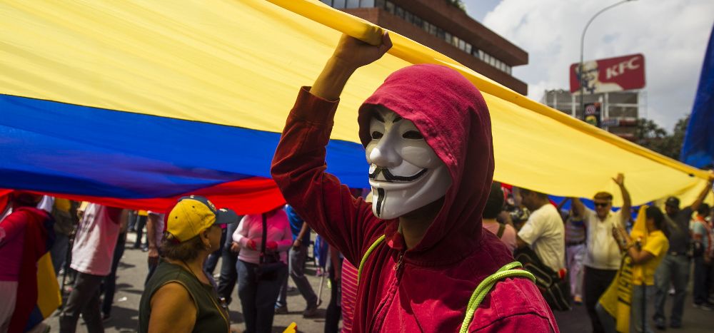 Un joven enmascarado participa en la marcha convocada por la Mesa de la Unidad Democrática (MUD) en contra de la violencia y la inseguridad.