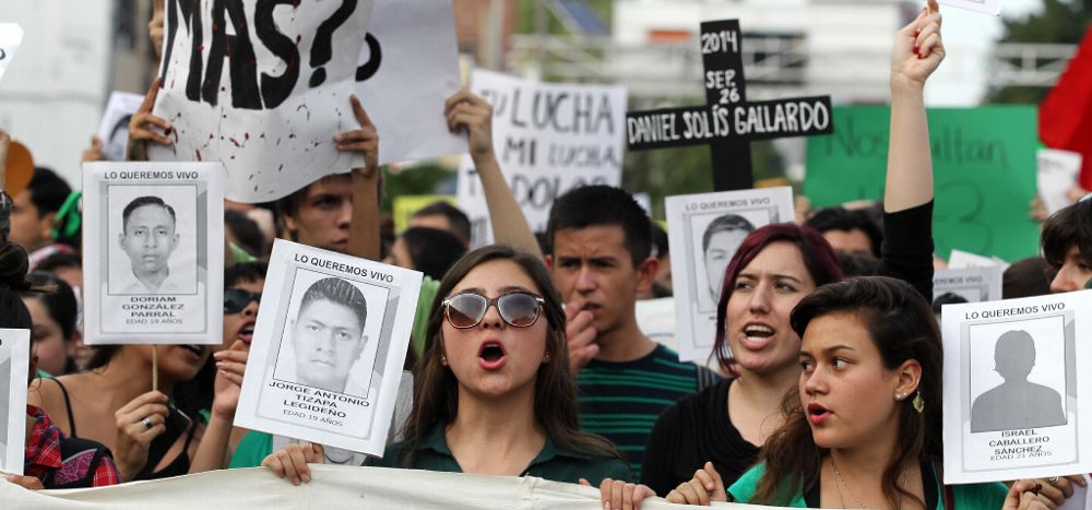 Manifestantes protestan por la desaparición de 43 estudiantes.