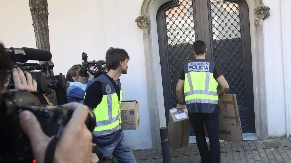 Agentes de la Policia Nacional entran en la casa de Oleguer Pujol, hijo menor del expresidente catalán Jordi Pujol, que ha sido detenido hoy para facilitar el registro de su casa de Barcelona.