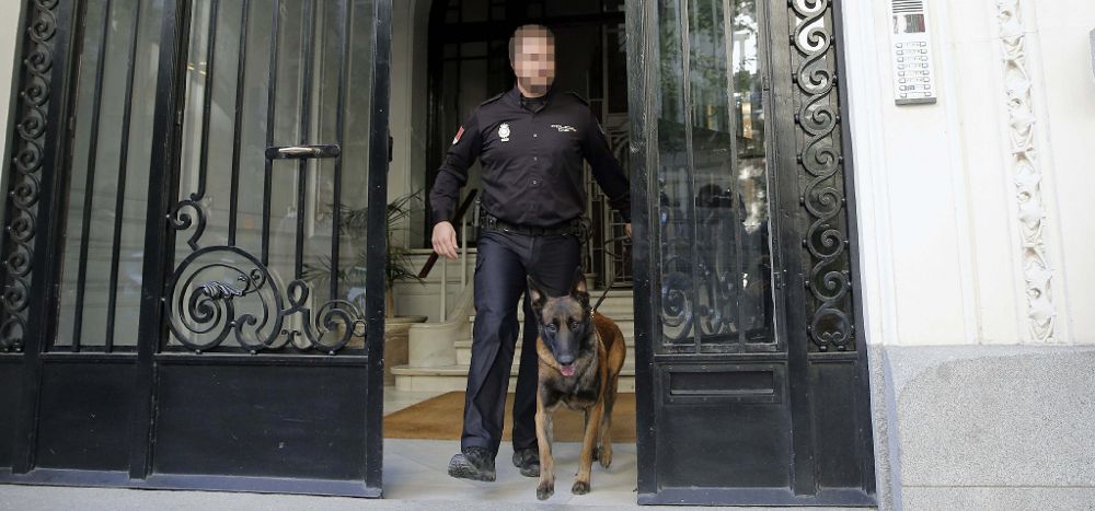 Agentes de la Policía Nacional registran el domicilio de Luis Iglesias, socio de Oleguer Pujol.