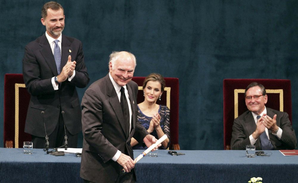 El químico estadounidense Galen D. Stucky tras recibir de manos del rey Felipe VI, el Premio Príncipe de Asturias de Investigación Científica y Técnica.