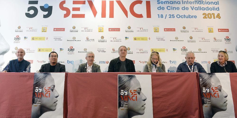 De izquerida a derecha, el director de la SEMINCI, Javier Angulo, junto a los miembros del jurado de la sección oficial de la 59 edición del Festival Internacional de CIne de Valladolid.