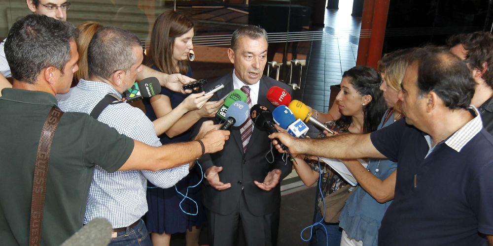 El presidente del Gobierno de Canarias, Paulino Rivero, haciendo declaraciones el sábado, en Las Palmas, sobre los dos decretos aprobados para posibilitar la convocatoria de una consulta popular.