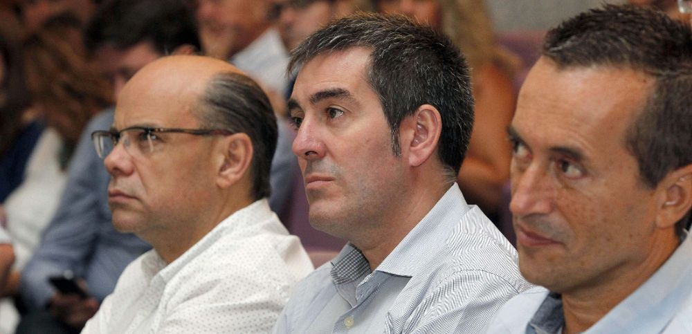 El candidato de Coalición Canaria a la presidencia del Gobierno de Canarias en las próximas elecciones, Fernando Clavijo (c), y los dirigentes de CC José Miguel Ruano (d) y José Miguel Barragán (i), durante la conferencia política celebrada hoy.