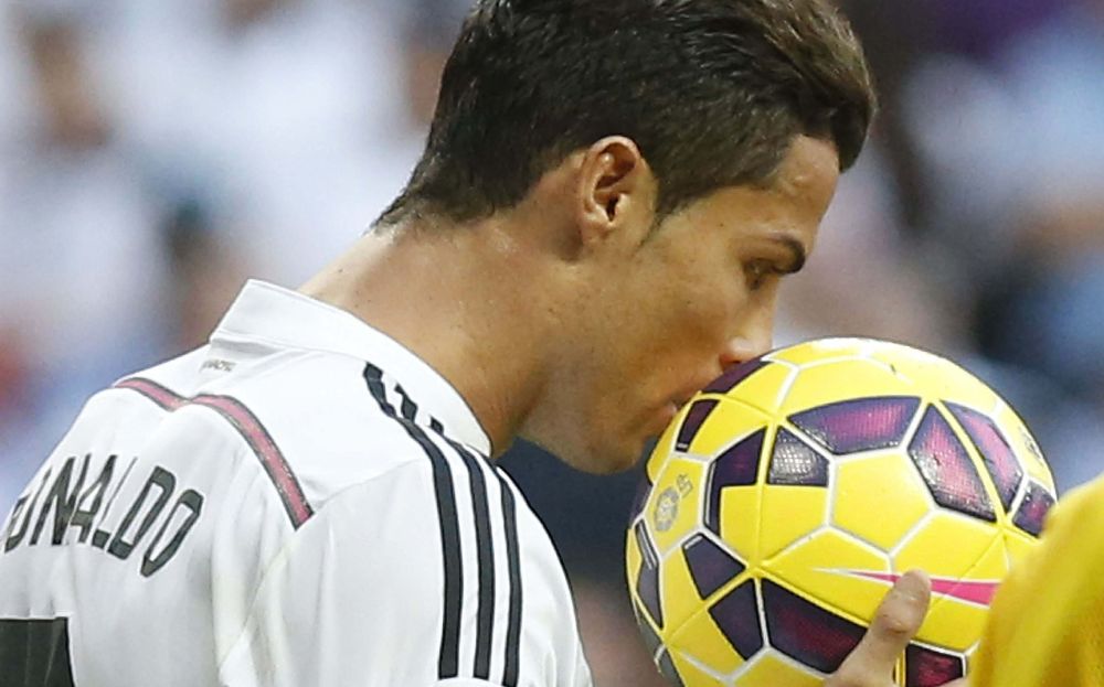 El delantero portugués del Real Madrid Cristiano Ronaldo momentos antes del lanzamiento de penalti.