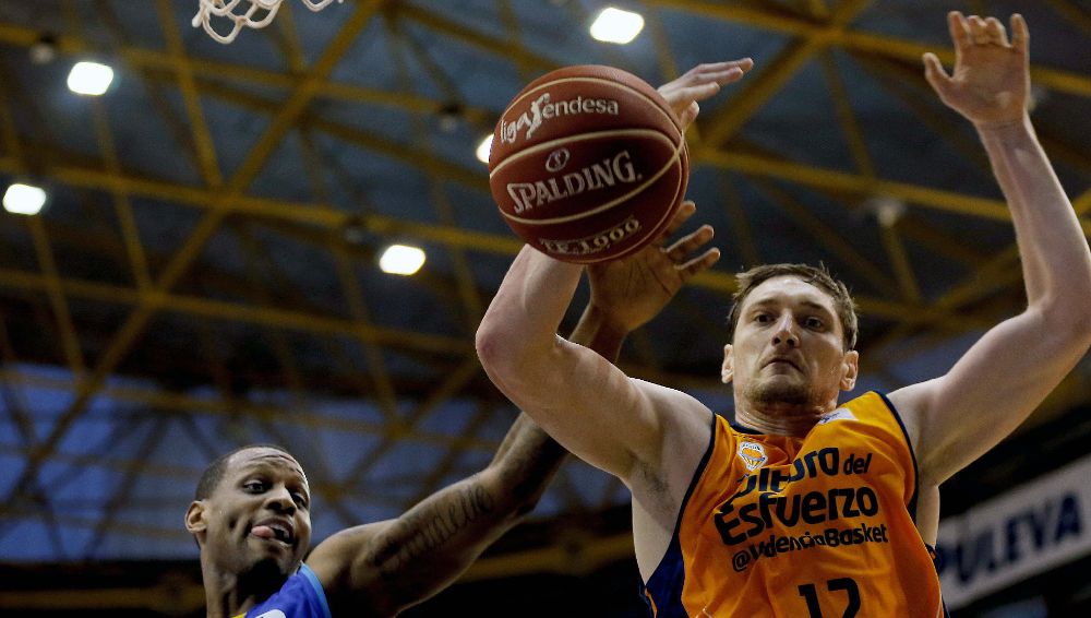 El pívot ucraniano del Valencia Basket Serhiy Lishchuk (d).