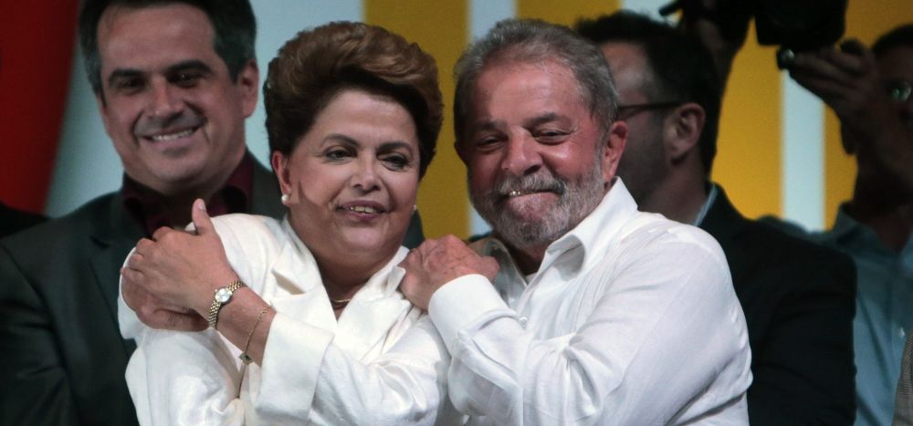 La presidenta reelecta brasileña, Dilma Rousseff, abraza al expresidente Luiz Inácio Lula da Silva (d).