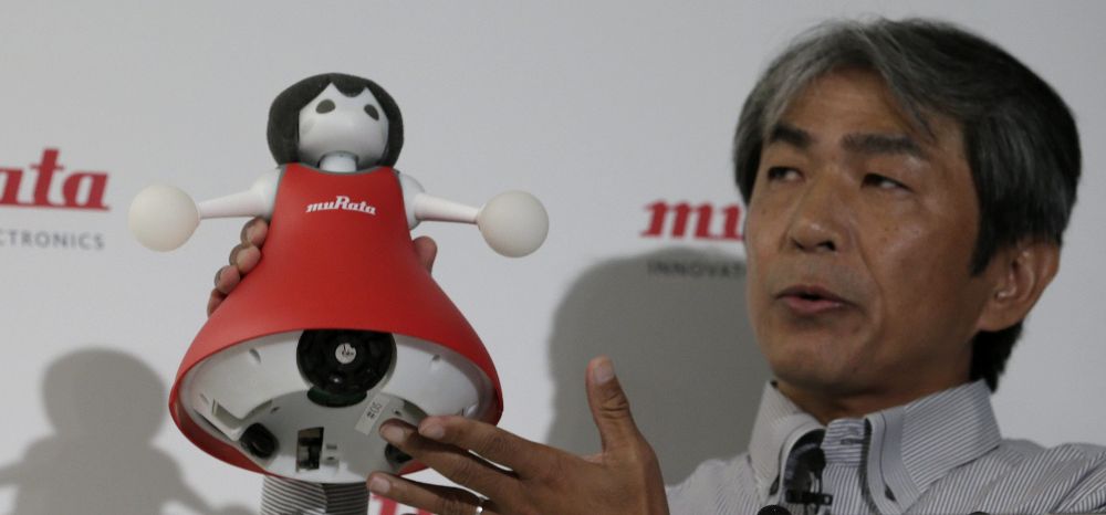 El directivo de Murata Manufacturing Co., Koichi Yoshikawa, presenta la cuarte generación de robots 'animadoras' en la sede de la compañía en Tokio (Japón).