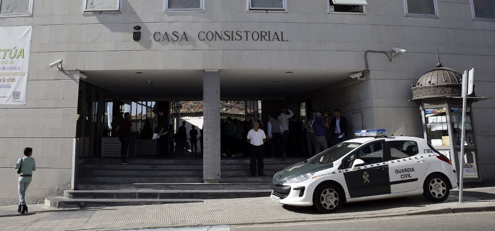Agentes de la Guardia Civil registran desde primera hora de la mañana la sede del Ayuntamiento de la localidad madrileña de Parla.