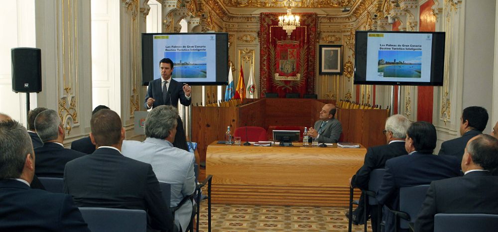 El ministro de Industria, Energía y Turismo del Gobierno de España, José Manuel Soria (i), presentró hoy junto con el alcalde de Las Palmas de Gran Canaria, Juan José Cardona (d), el plan de acción del 