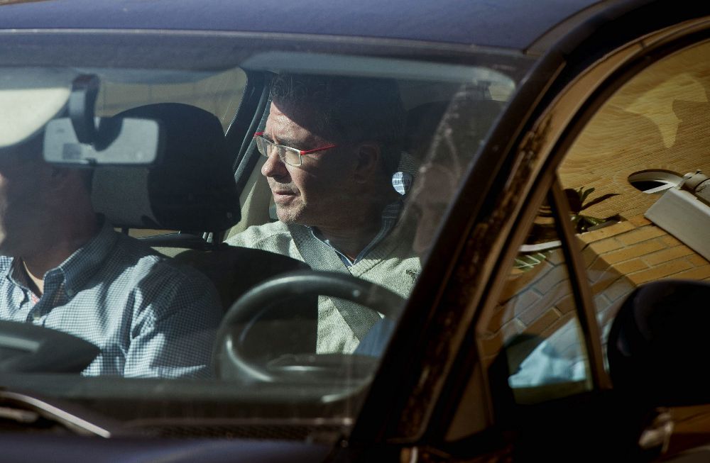 El exconsejero de Presidencia de la Comunidad de Madrid Francisco Granados sale a primera hora de la tarde en un coche de la Guardia Civil, de su domicilio de la localidad madrileña de Valdemoro.