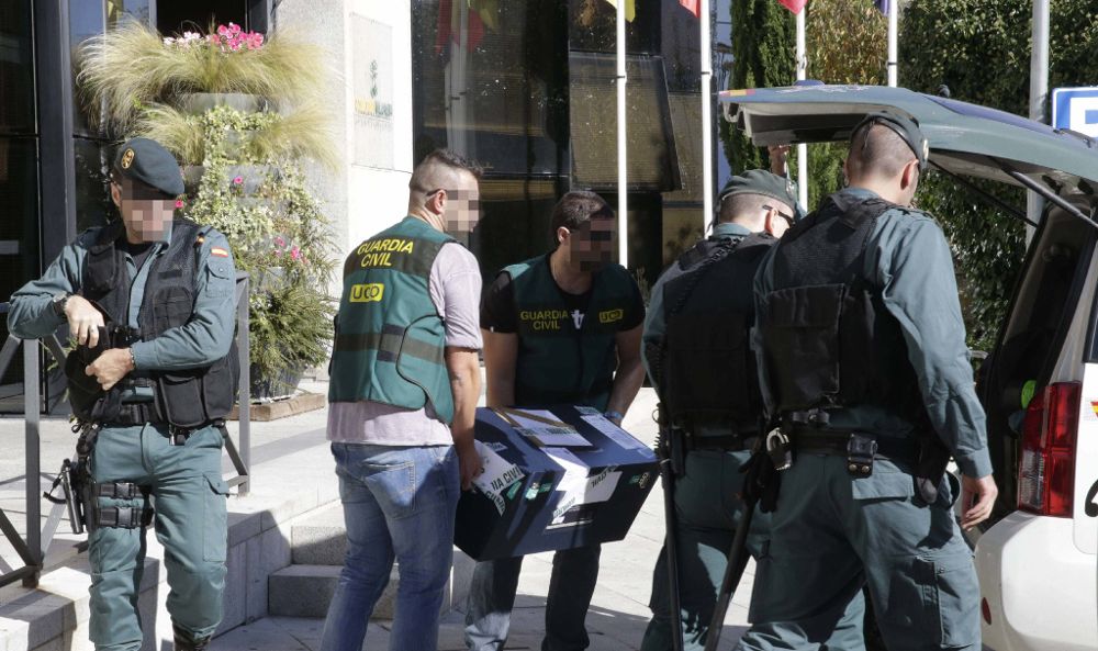 Agentes de la Guardia Civil registran las dependencias del Ayuntamiento madrileño de Collado Villalba dentro de la supuesta trama de corrupción municipal y autonómica .