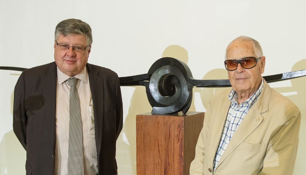 El presidente de la Fundación Cajacanarias, Alberto Delgado (i) y Martín Chirino en la presentación de la exposición.