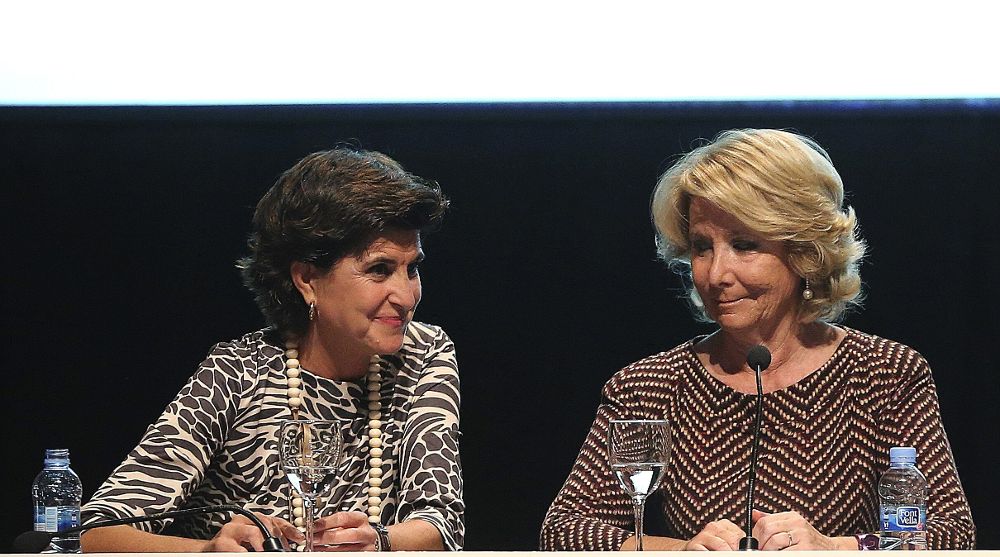 La presidenta del PP de Madrid, Esperanza Aguirre (d), junto a la expresidenta del PP vasco María San Gil, durante el acto en el que ha recibido el primer premio de la Fundación Villacisneros.