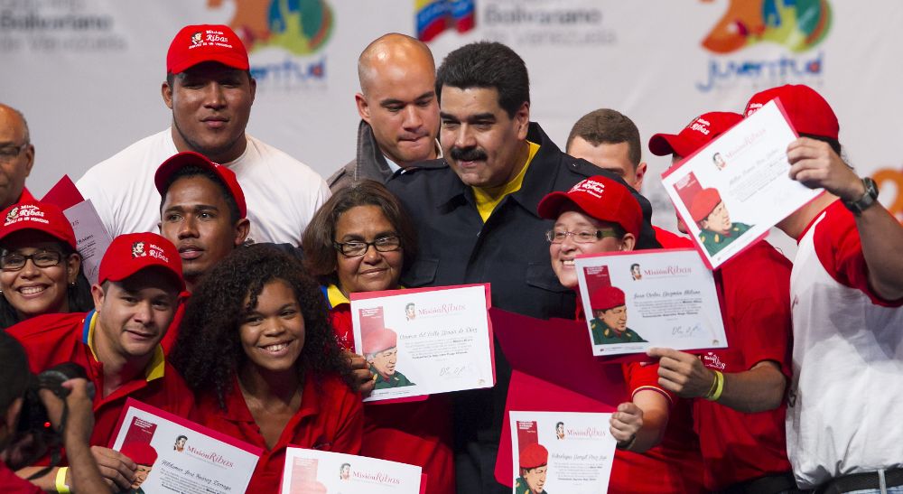 El presidente venezolano, Nicolás Maduro (c), preside un acto de graduación de adultos que han obtenido la educación primaria.