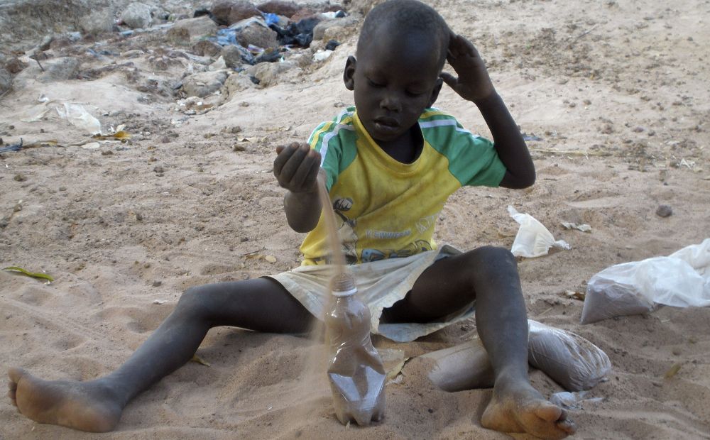 Un niño juega solo en Bamako (Mali). La muerte de una niña de dos años el pasado viernes por el ébola ha sembrado el pánico entre la población de Mali y comienza a influir en sus costumbres tradicionales.