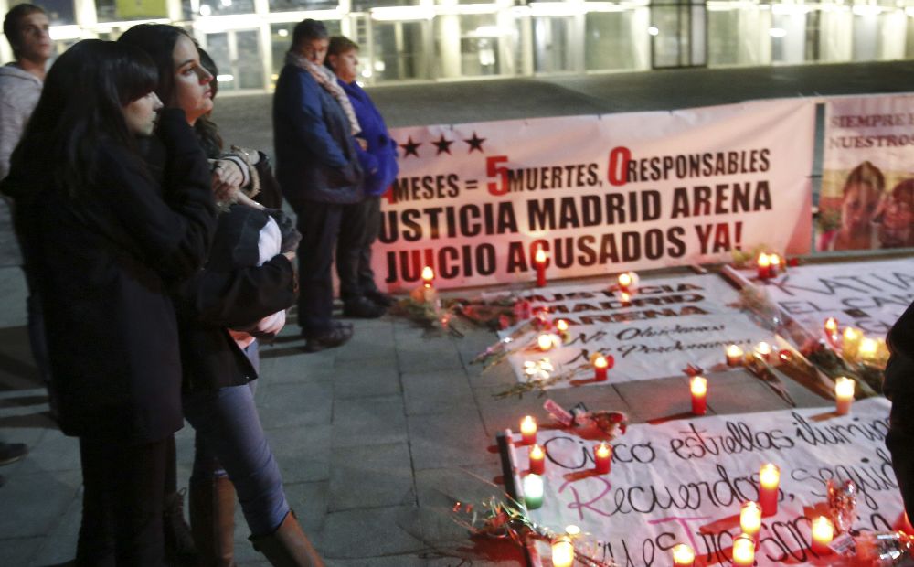 Amigos y familiares de las víctimas, junto a unos 1500 jóvenes, se han congregado esta noche a las puertas del pabellón Madrid Arena.