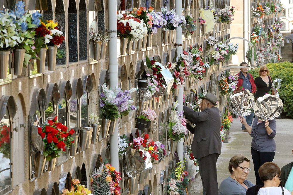 Con motivo de la festividad de Todos los Santos, familiares y amigos recuerdan a sus seres queridos como en el cementerio del Pueblo Nuevo de Barcelona.