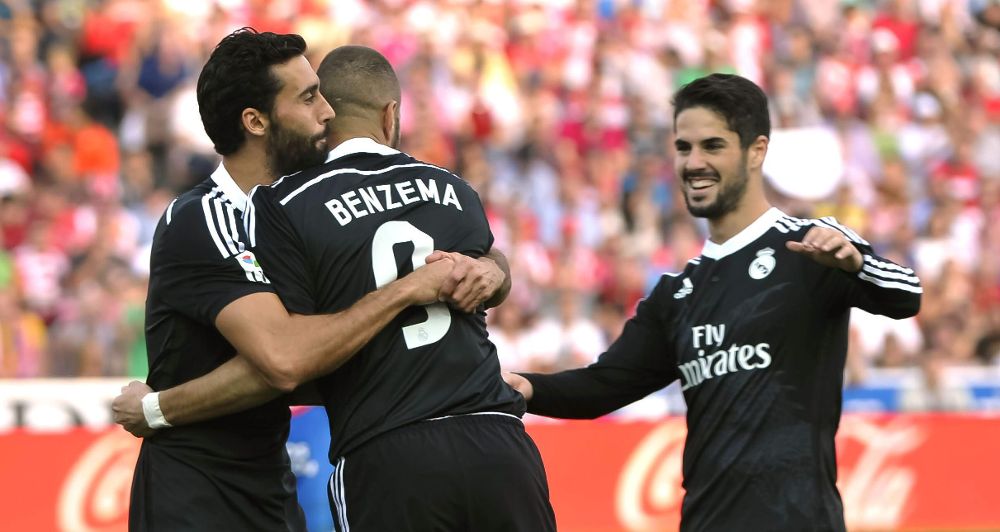 Karim Benzema (c), celebra con sus compañeros la consecución del tercer gol.