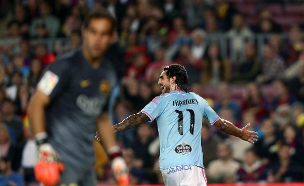 El delantero argentino del Celta de Vigo Joaquín Larrivey celebra su gol, primero del partido, durante el encuentro de la décima jornada de Liga en Primera División que FC Barcelona y Celta de Vigo disputan esta noche en el Camp Nou, en Barcelona.