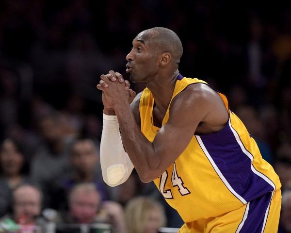 El jugador de Los Ángeles Lakers Kobe Bryant reacciona durante el partido de NBA contra los Phoenix suns en Los Ángeles (Estados Unidos) ayer, martes 4 de noviembre de 2014.