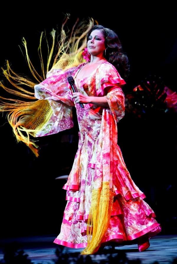 La cantante Isabel Pantoja, durante su actuación en el concierto que ofreció en el Teatro Nuevo Alcalá, en Madrid.