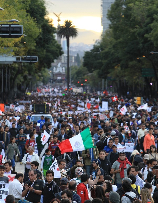 Activistas y familiares marchan en apoyo a los 43 jóvenes desaparecidos en el estado de Guerrero el miércoles 8 de octubre de 2014, en Ciudad de México (México). 
