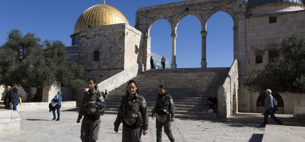 Agentes de policía israelíes patrullan la Explanada de las Mezquitas en Jerusalén.