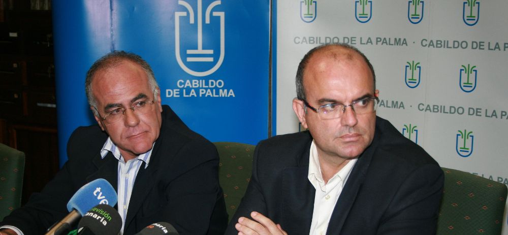 Anselmo Pestana (derecha), junto a su socio de pacto Carlos Cabrera, del PP.