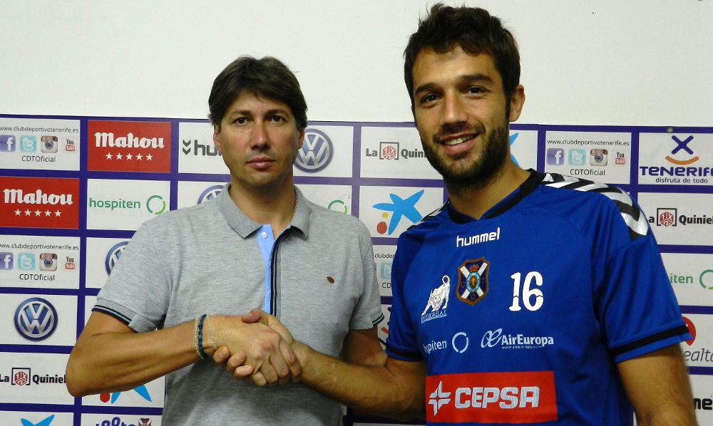 Alfonso Serrano (director deportivo) y Aitor Sanz sellan el acuerdo. 					 					