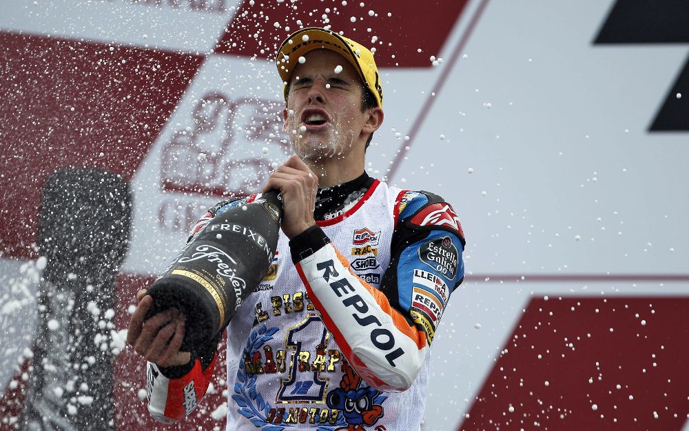 El piloto Alex Márquez (Estrella Galicia 0,0 Honda) celebra en el podio la conquista del título mundial de Moto3.