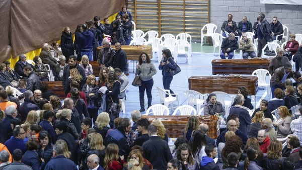 Familiares y amigos de los fallecidos en el accidente de autobús de la pasada noche en Cieza, (Murcia).