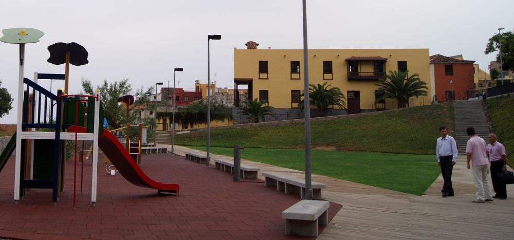 El alcalde de Los Realejos (d) en el parque infantil de Realejo Bajo, La Parra.