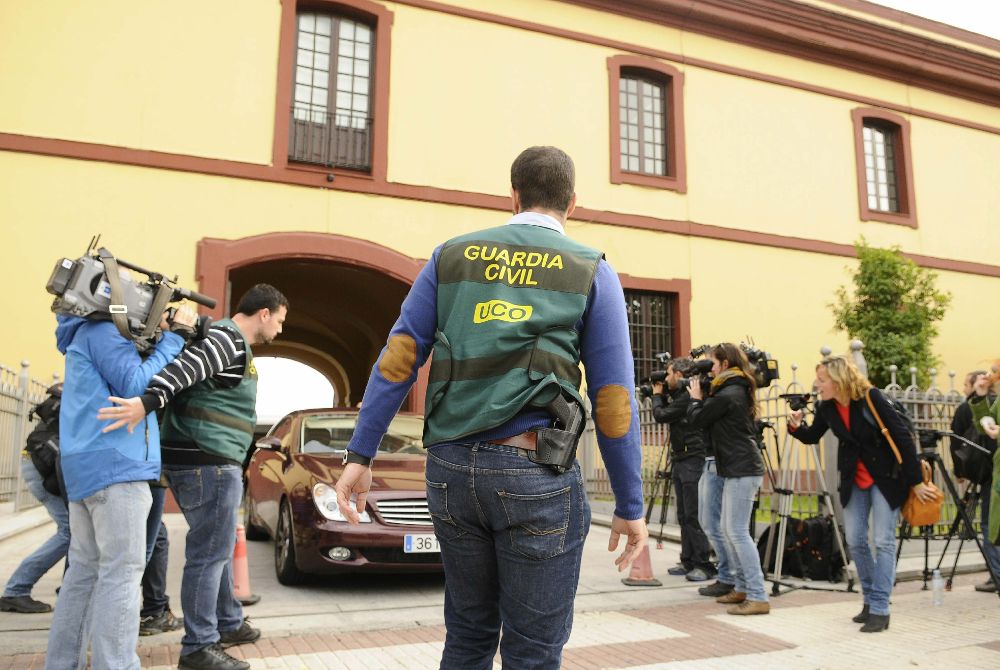 Agentes de la Guardia Civil protegen la salida de un vehículo en la Diputación Provincial de Sevilla, donde esta mañana han detenido al responsable de Carreteras, Carlos P.C..