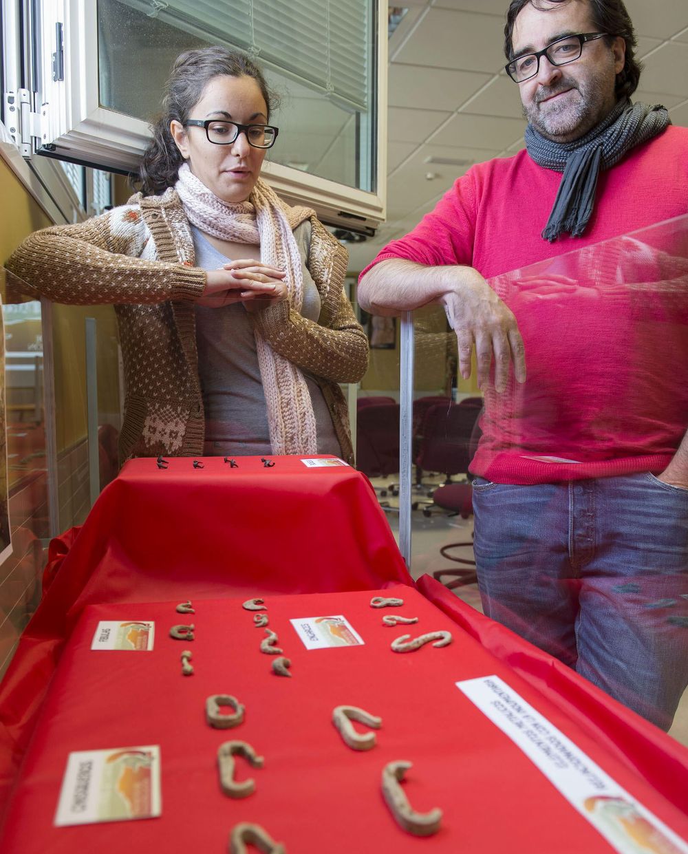 Los investigadores Juan Pedro Bellón e Isabel Moreno ante una muestra de los objetos hallados tras la última campaña de prospecciones y excavaciones arqueológicas en Baecula (Jaén).