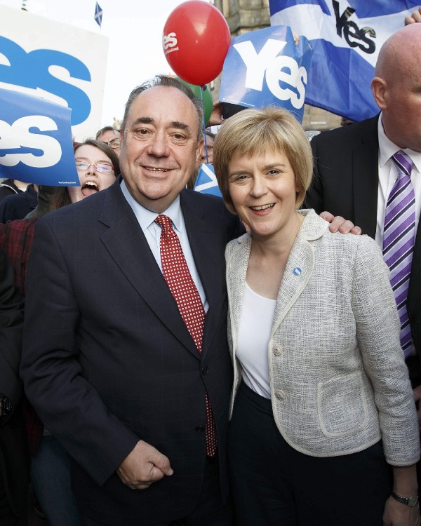 Foto de archivo tomada el 12 de septiembre de 2014 del ministro principal de Escocia (izq) y la vice ministra principal Nicola Sturgeon (dcha) durante un encuentro con simpatizantes del Sí a la independencia en Perth (Reino Unido). 