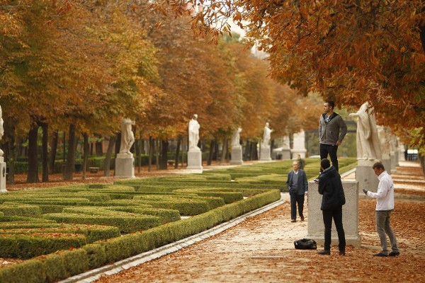 Varios jóvenes se fotografíanen el Parque del Retiro, hoy en Madrid.