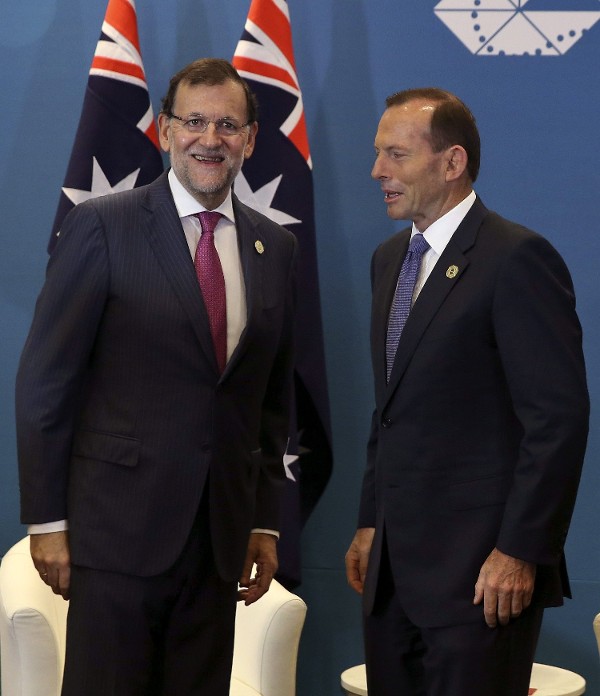El presidente del Gobierno español, Mariano Rajoy (i), y su homólogo australiano, Tony Aboot, posan para los medios de comunicación previo a la reunión que han mantenido en la ciudad australiana de Brisbane, donde se encuentran con motivo de la cumbre del G20.