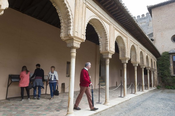 Turistas en el Patio de Machuca de la Alhambra de Granada.