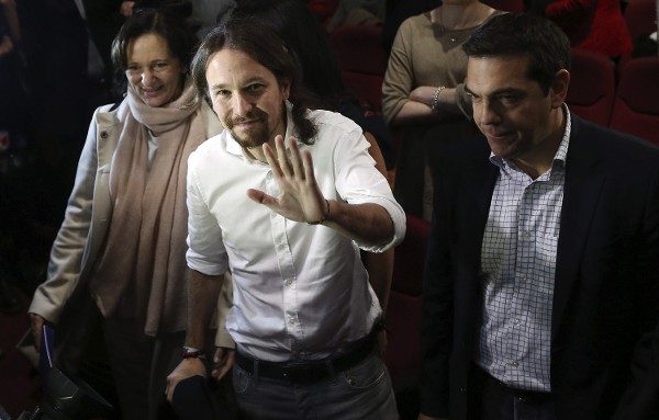 El líder de Podemos, Pablo Iglesias (c), junto al dirigente del partido izquierdista griego Syriza, Alexis Tsipras (d), a su llegada al congreso de Podemos.