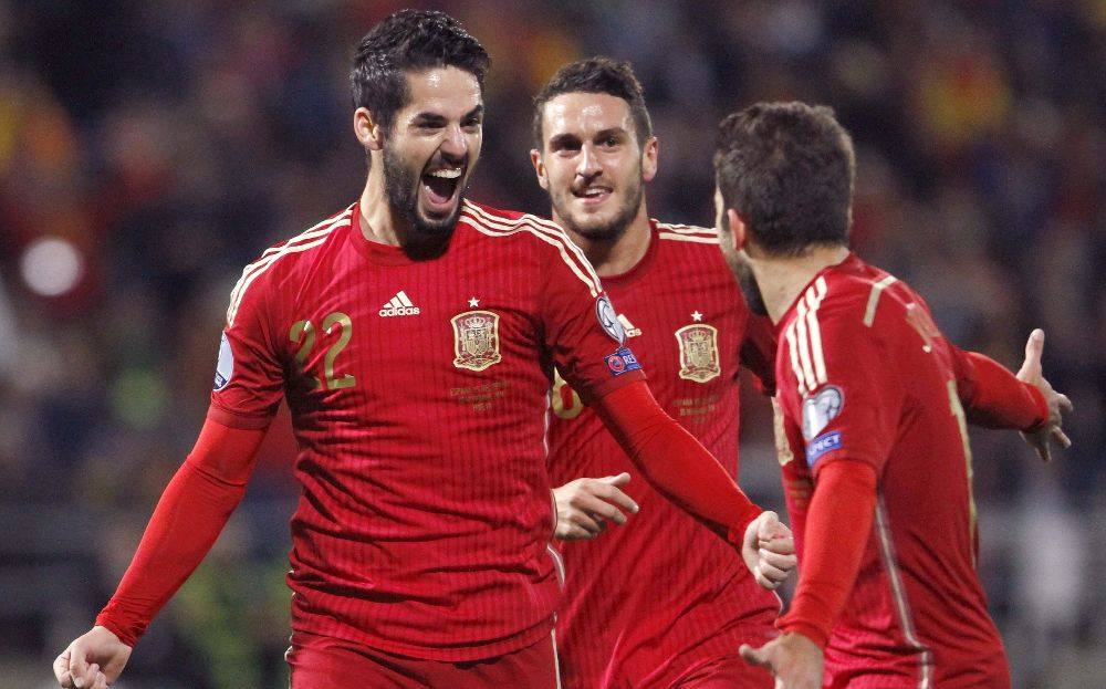 Los jugadores de la selección española (i-d), Isco, Koke y Jordi Alba, celebran el primer gol del combinado español.