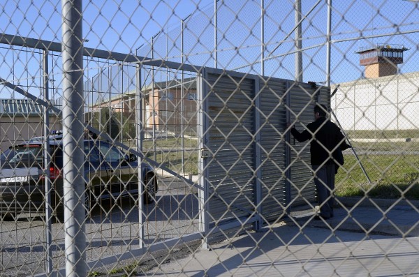 El exministro y expresidente de Baleares, Jaume Matas, en el momento de abandonar el módulo de régimen abierto del centro penitenciario de Segovia.