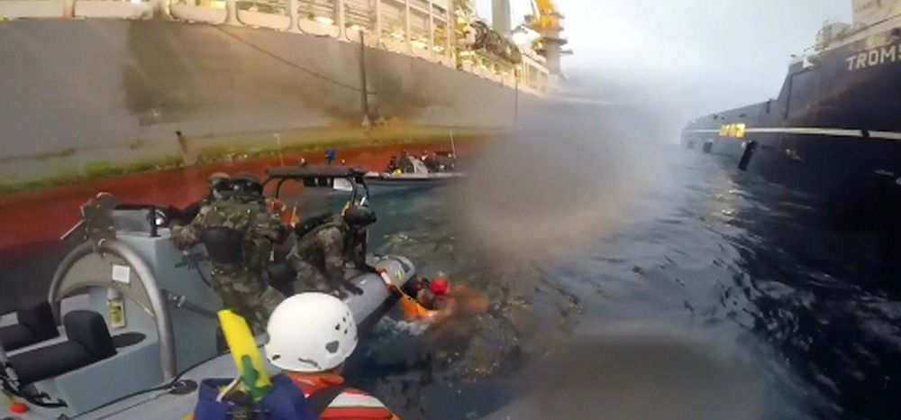 Imagen de vídeo facilitada por Greenpeace del momento en el que efectivos de la Armada rescatan a una activista.