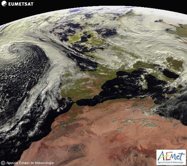 Imagen tomada por el satélite Meteosat para la Agencia Estatal de Meteorología que prevé para mañana precipitaciones localmente fuertes en Canarias y persistentes en el oeste de Cáceres y de Castilla y León. 