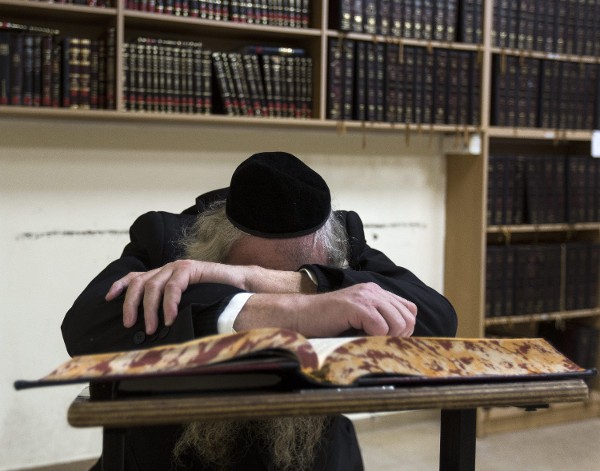 Un judío anciano reza en la sinagoga donde ha ocurrido la masacre.