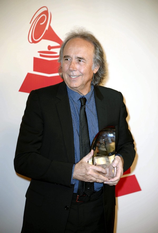 El cantautor español Joan Manuel Serrat posa con el premio a la Persona del Año por parte de la Academia Latina de la Grabación durante una ceremonia en su honor en Las Vegas (Estados Unidos) ayer, miércoles 19 de noviembre de 2014.